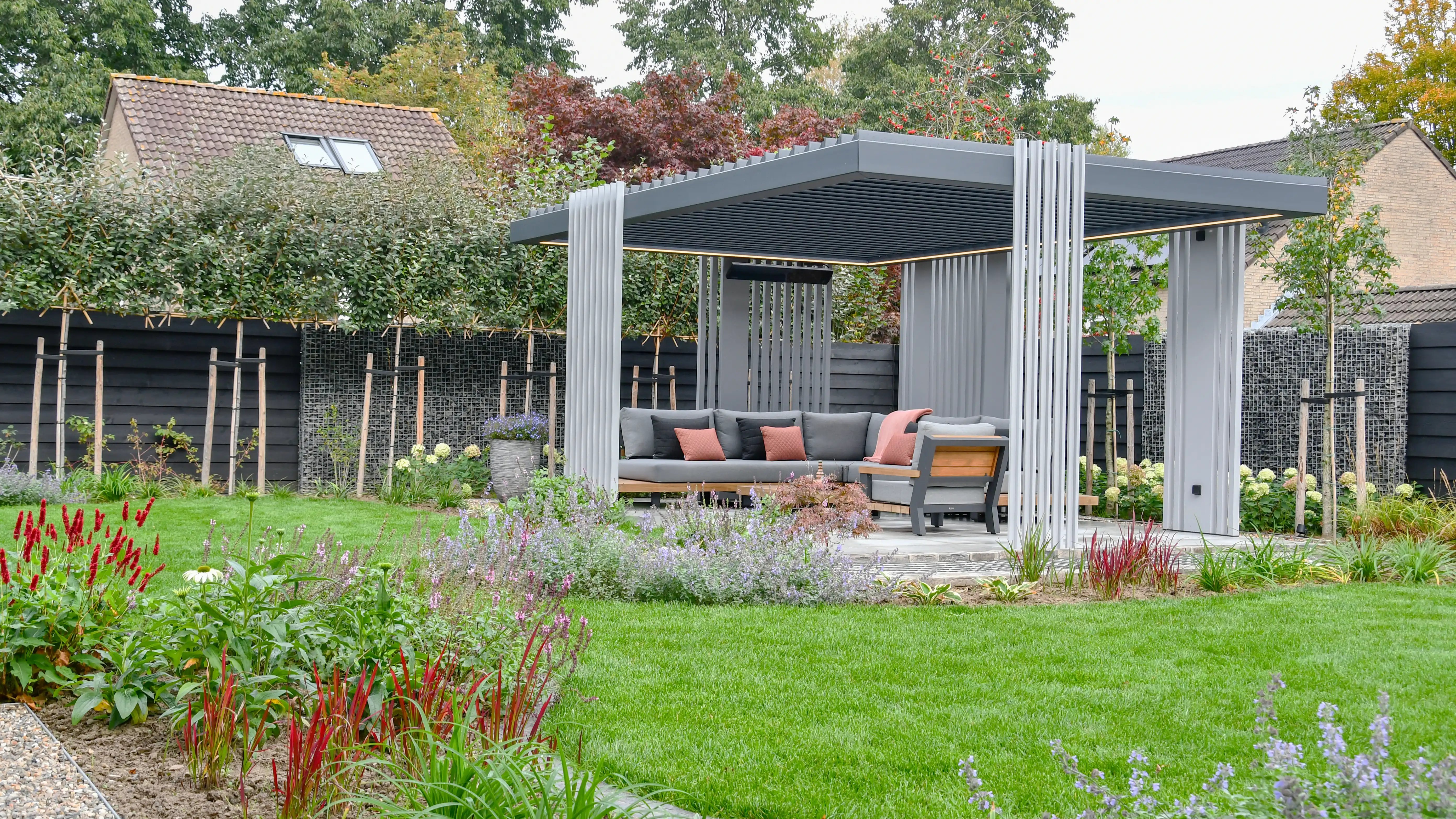 Luxe terrasoverkapping met designstaanders