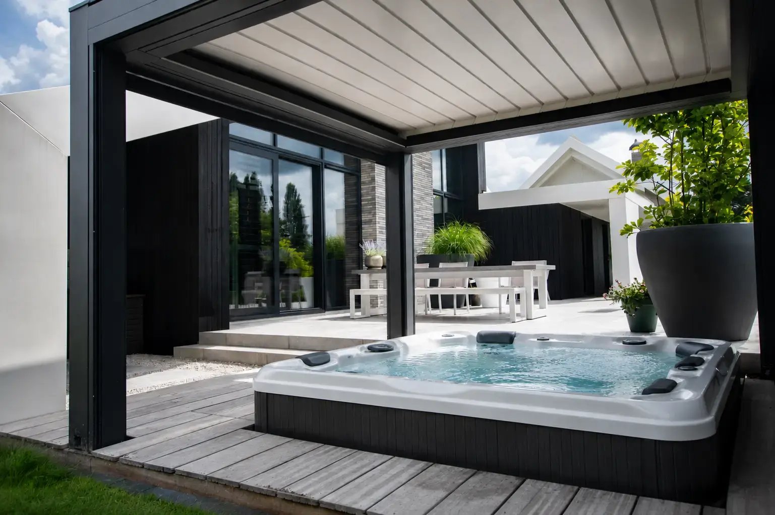 Lamellen overkapping boven jacuzzi | Artino