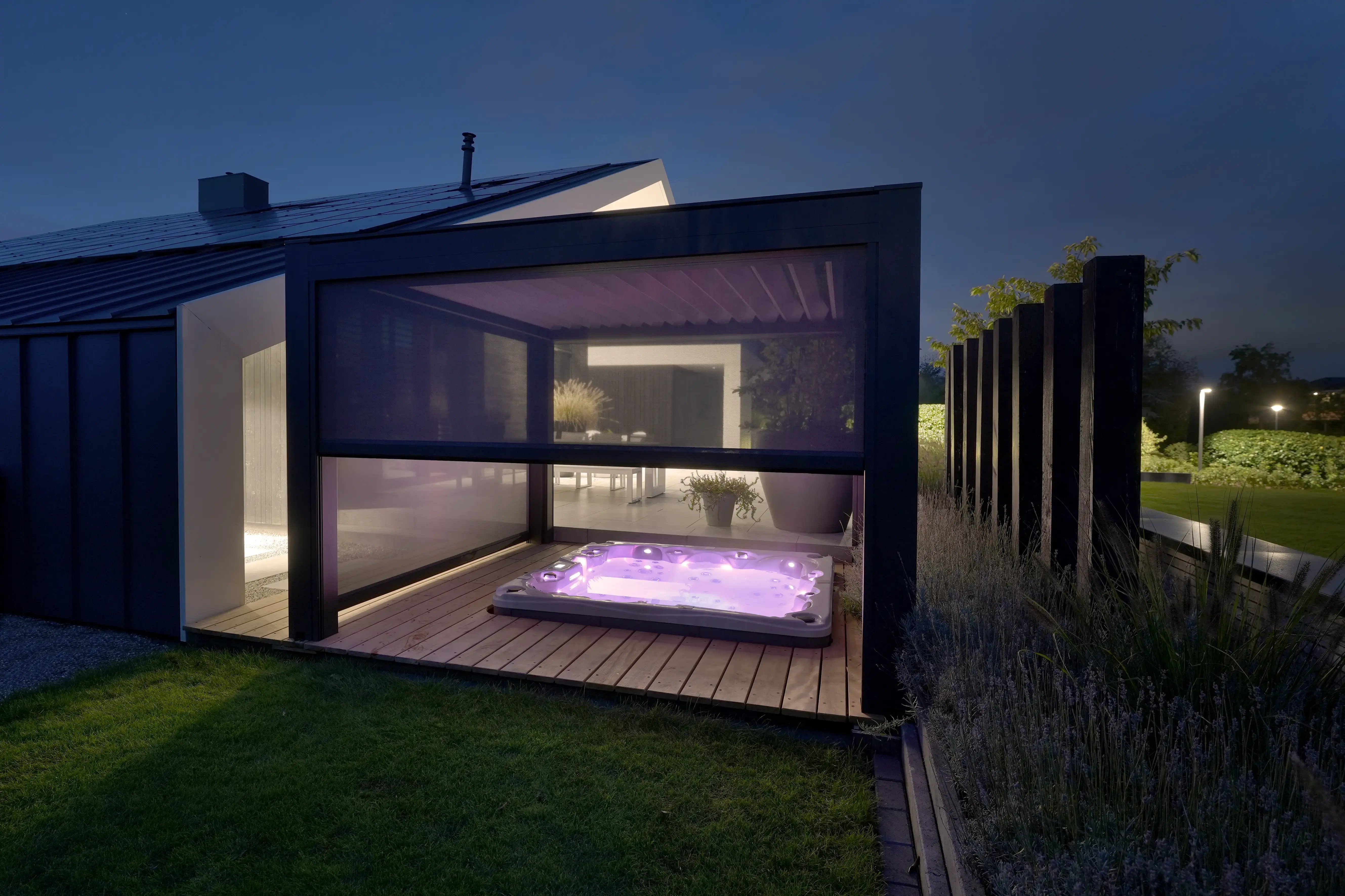 Terrasoverkapping met lamellen en windvaste screens | Artino