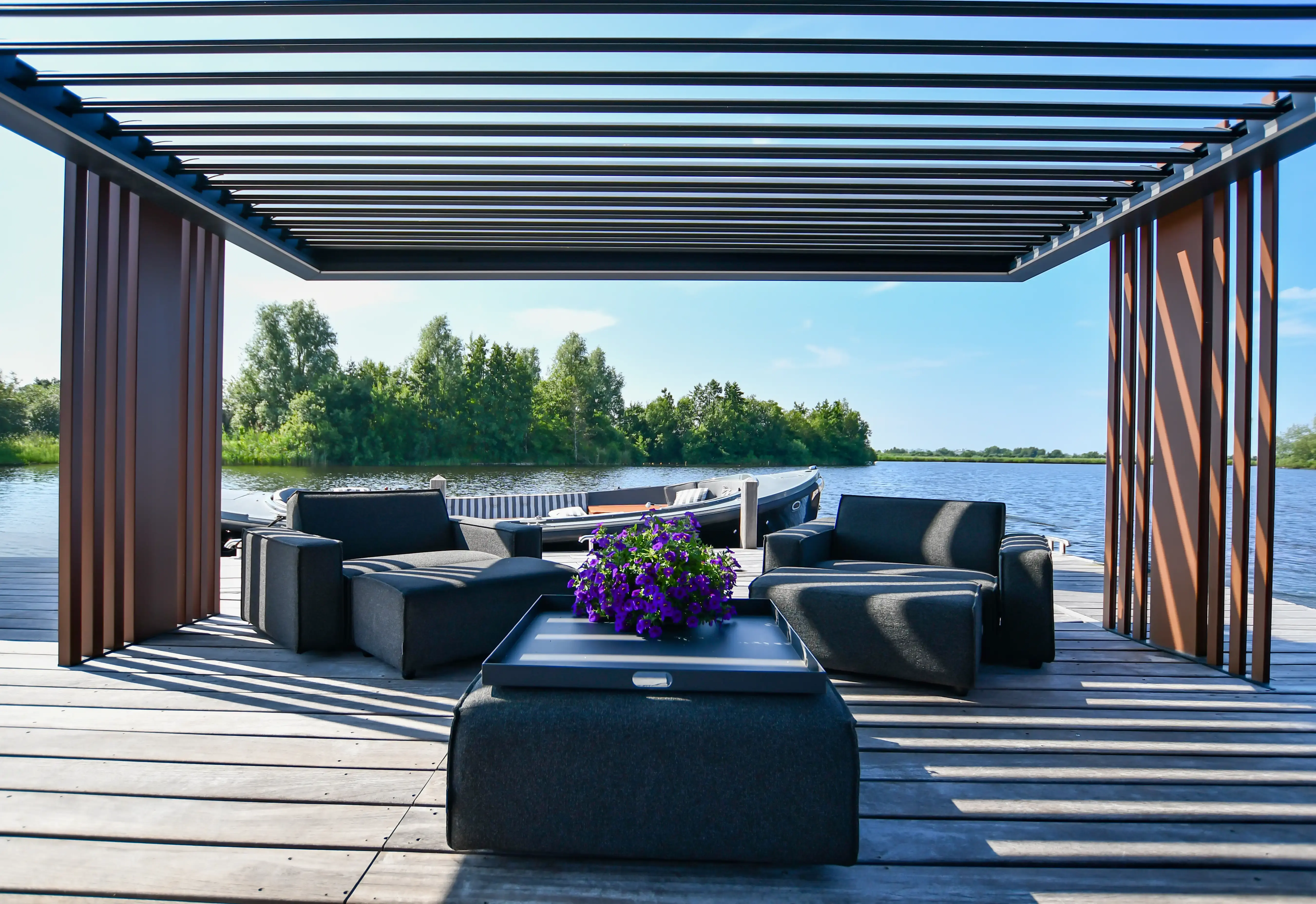 Terrasoverkapping met lamellen aan het water | Artino